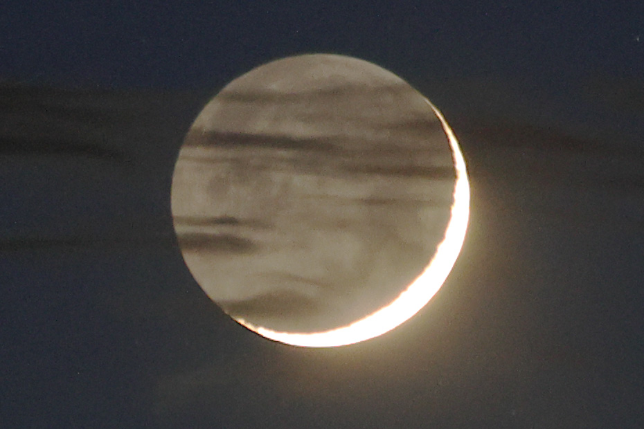 Maan in de wolken